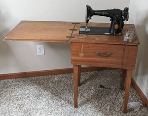 lot 50 image: Vintage Singer Sewing Machine and Table