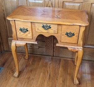 lot 26 image: Real Wood 3-Drawer Lowboy Side Table