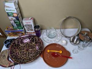 lot 136 image: Wonderful Mixed Assortment of Kitchen Essentials
