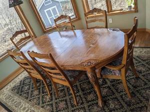 lot 9 image: Charming Classic Oak Extendable Dining Room Set