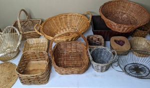 lot 100 image: Wonderful Assortment of 15 Baskets