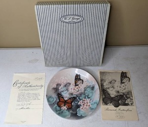 lot 108 image: Lena Liu 1st Issue Monarch Butterflies Decorative 8.5 Collectors Plate