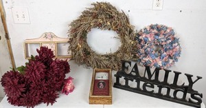 lot 161 image: Beautiful Collection of Wall Decor Wreaths, Flowers, Clock, Family & Friends Sign and More
