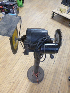 lot 10 image: Bench Grinder