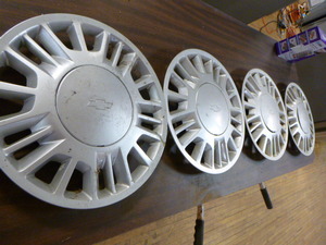 lot 61 image: 4 Chevrolet Hub Caps