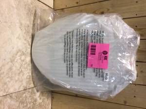 lot 78 image: Toilet Seat Customer Returns See Pictures