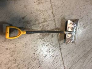 lot 85 image: 20 in. Aluminum Combo Blade Snow Shovel by True Temper See Pictures