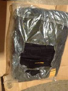 DEWALT ProTradesman Combo Mens 32 in. W x 33 in. L Black PolyesterCottonElastane Stretch Work Pant with Knee Pad - good condition - review all pictures