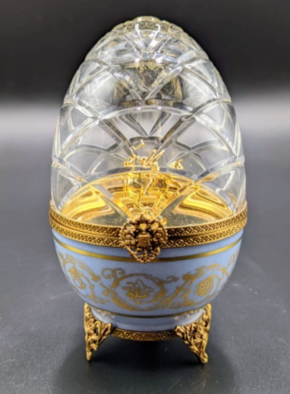 lot 17 image: Faberge Limoges Serie Limitee Crystal Egg with Race Horse and Jockey