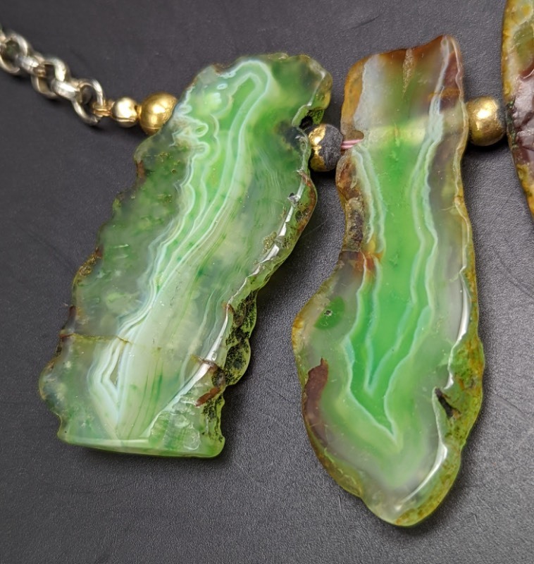 lot 332 image: Gorgeous Green Agate Slice Necklace