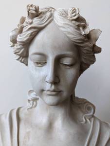 lot 25 image: Beautiful Resin Bust