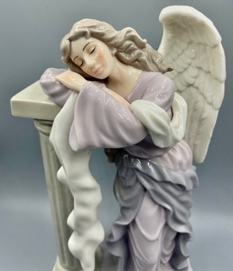 lot 206 image: Pretty Porcelain Figurine