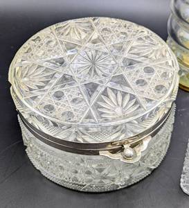 lot 49 image: Assorted Vintage CutPressed Decor