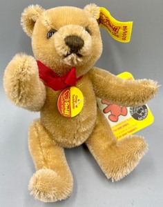 lot 298 image: 3 Steiff Bears