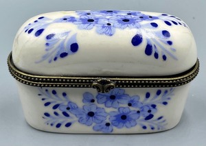 lot 305 image: 2 Blue and White Trinket Boxes