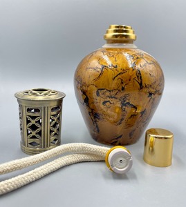 lot 195 image: Beautiful Decorative Glass Oil Lamp