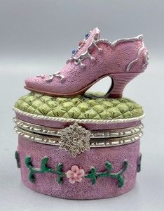 lot 172 image: Adorable Shoe Themed Trinket Boxes