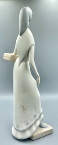lot 156 image: Beautiful Porcelain Lady Statue