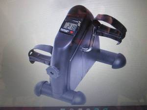 lot 29 image: Wakeman Fitness Mini Pedal Recumben...
