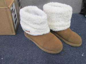 lot 33 image: Gaahuu Womens Berber Cuff Boot Siz...