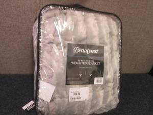 lot 62 image: Beautyrest Duke Faux Fur 18 lb Weig...