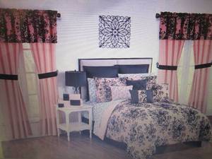lot 105 image: Courtney 30-Pc. Bedroom Super Set -...