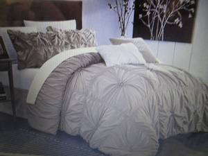 lot 108 image: Chic Home Design Halpert 10-Pc. Bed...