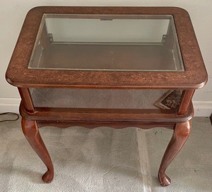 lot 3 image: Shadow Box Style EndAccent Table