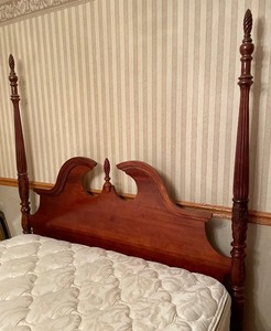 lot 6 image: Beautiful Queen Four Post Bed