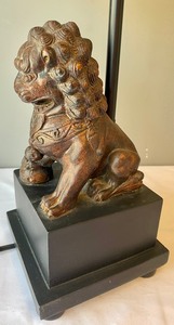 lot 14 image: Foo Dog Figurine Lamp