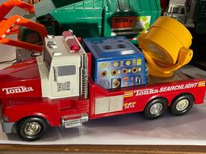 lot 116 image: Large Lot of Plastic Toys with Some Being Tonka