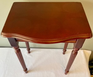 lot 82 image: Petite Accent Table