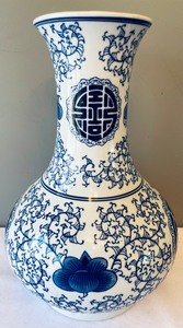 lot 255 image: Blue and White Chinese Vase
