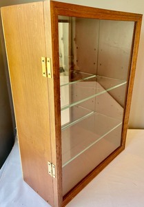 lot 209 image: Mirrored Back Display Case with Glass Shelves