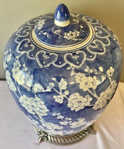 lot 206 image: Asian Vase with a Metal Stand by Carson Industries