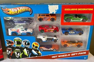 lot 211 image: Maisto and Hot Wheels Gift Sets