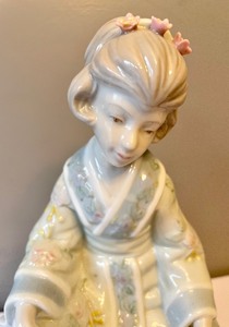 lot 266 image: Porcelain Statue on a Wooden Base