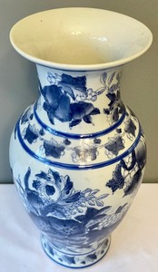 lot 271 image: Charming Chinese Vase