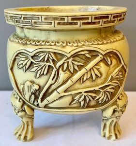 lot 277 image: Chinese 3 Footed Resin Vase