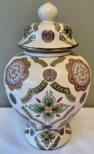 lot 299 image: Classic Traditions Lidded Vase