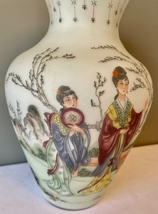 lot 318 image: Delightful Chinese Vase