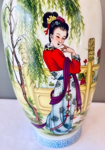 lot 333 image: Amazing Asian Vase