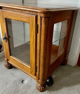 lot 113 image: Lighted Oak Display Accent Table With Beveled Glass Top