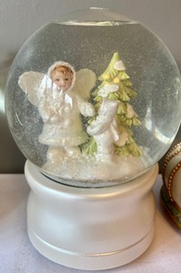 lot 149A image: 6 Gorgeous Snow Globes