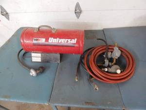 lot 13 image: Universal 40K BTU Propane Heater & Gas Hoses With Regulators