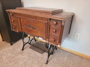 lot 51 image: Vintage Sewing Table and Machine