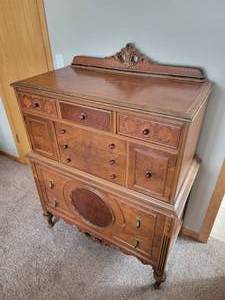 lot 9 image: Vintage Chippendale bedroom Chest on Chest