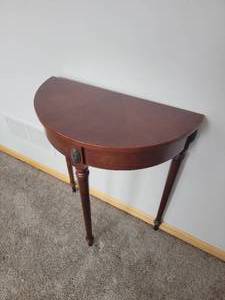 lot 70 image: Bombay Company Accent Table