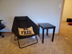 lot 132 image: Gameroom Chair and Table