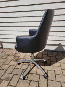 lot 137 image: Modern Office Chair